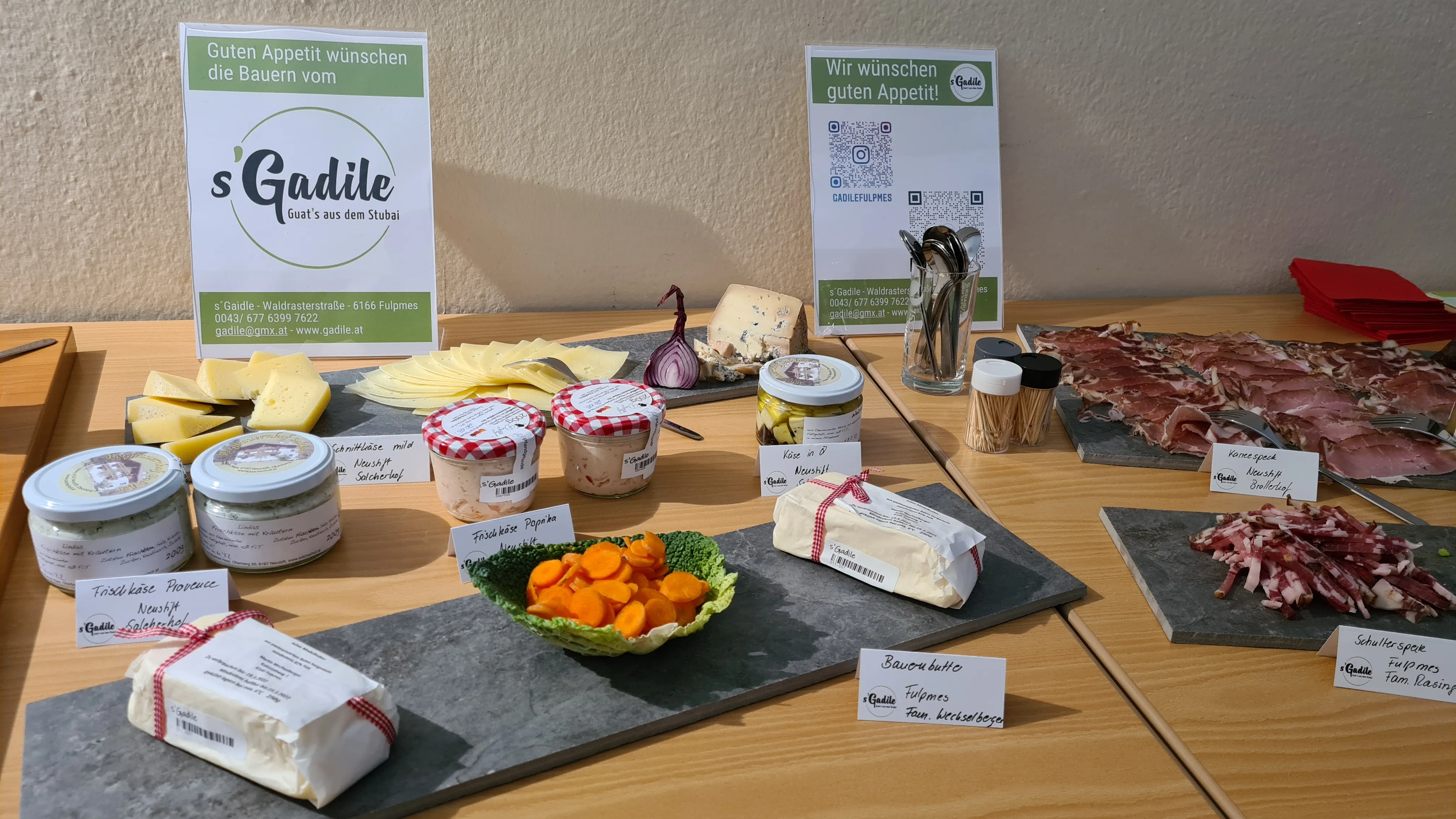 Verkostungstisch im Gadile mit Käse, Aufstrichen und Speck